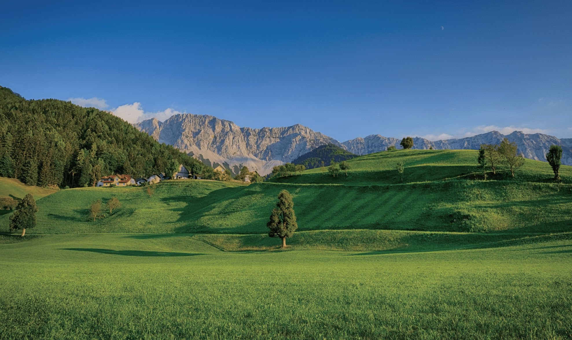 Vörös kanapé, felette TCL klímával